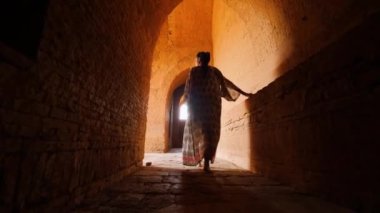Eski Burma Tapınağını Keşfeden Genç Turist Kadın. Seyahat Macerası Yaşam Tarzı Tatil Konsepti. 4K Slowmotion Steadycam Beni Takip Et Görüntüsü. Bagan, Myanmar..