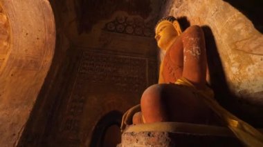 Geleneksel Birman Tapınağı 'ndaki eski heykeller. Budizm Dini Kavram Görüntüsü. 4K Ağır çekim. Bagan, Myanmar..