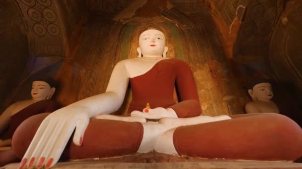 Oud Boeddha Standbeeld in Traditionele Birmaanse Tempel. Boeddhisme Religie Concept Beelden. 4K Slowmotion Steadycam schot. Bagan, Myanmar. — Stockvideo