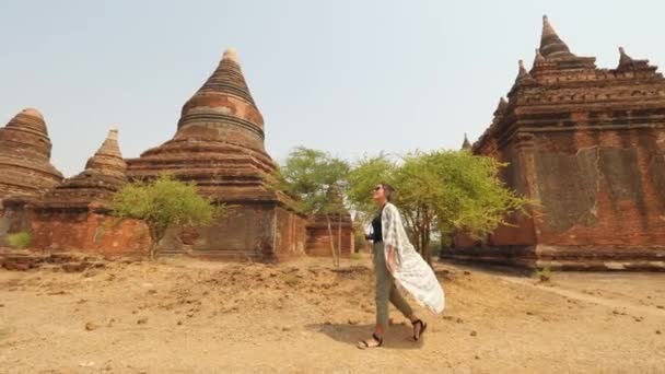 Geleneksel Burma Tapınakları boyunca yürüyen turist kadın. Seyahat Tatili Asya Doğa Konsepti Görüntüleri. 4K Slowmotion Steadycam Görüntüsü. Bagan, Myanmar.. — Stok video