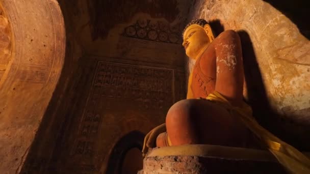 缅甸传统寺庙中的古老雕像。佛教的宗教观念形象。4K慢动作。缅甸Bagan. — 图库视频影像