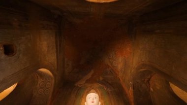 Geleneksel Birman Tapınağı 'ndaki eski heykeller. Budizm Dini Kavram Görüntüsü. 4K Ağır çekim. Bagan, Myanmar..