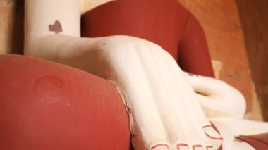 Geleneksel Burma Tapınağı 'ndaki Eski Buda Heykeli. Budizm Dini Kavram Görüntüsü. 4K Ağır çekim. Bagan, Myanmar..