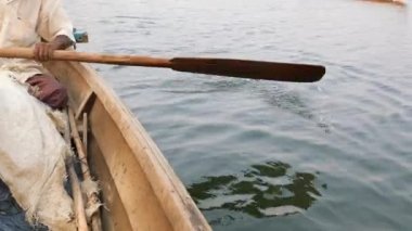 Tahta botta yaşlı balıkçı küreği. Seyahat Macerası Doğa Konsepti 4K Slowmotion Video. Bagan, Myanmar..