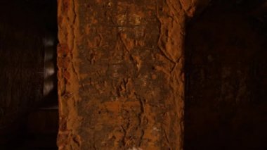 Eski Burma Tapınağı 'nın penceresindeki parmaklıklardan geçen güneş ışığı. Özgürlük kavramı. 4K Slowmotion Görüntüsü. Bagan, Myanmar..