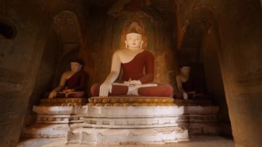 Geleneksel Burma Tapınağı 'ndaki Eski Buda Heykeli. Budizm Dini Kavram Görüntüsü. 4K Slowmotion Steadycam Shot. Bagan, Myanmar..