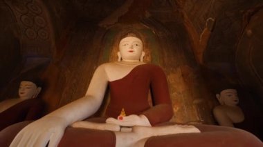 Geleneksel Burma Tapınağı 'ndaki Eski Buda Heykeli. Budizm Dini Kavram Görüntüsü. 4K Slowmotion Steadycam Shot. Bagan, Myanmar..
