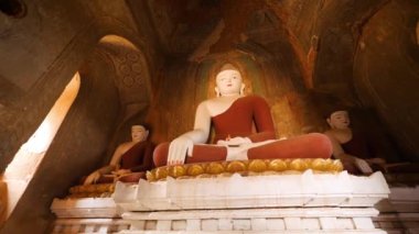 Geleneksel Birman Tapınağı 'ndaki eski heykeller. Budizm Dini Kavram Görüntüsü. 4K Ağır çekim. Bagan, Myanmar..