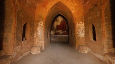 Geleneksel Burma Tapınağı 'ndaki Eski Buda Heykeli. Budizm Dini Kavram Görüntüsü. 4K Slowmotion Steadycam Shot. Bagan, Myanmar..