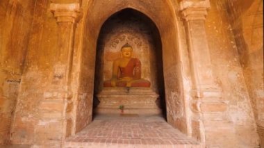 Geleneksel Burma Tapınağı 'ndaki Eski Buda Heykeli. Budizm Dini Kavram Görüntüsü. 4K Slowmotion Steadycam Shot. Bagan, Myanmar..