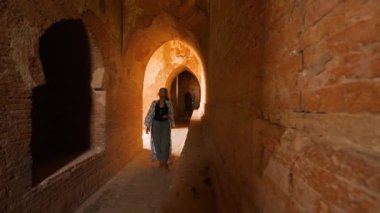 Eski Burma Tapınağını Keşfeden Genç Turist Kadın. Seyahat Macerası Yaşam Tarzı Tatil Konsepti. 4K Slowmotion Steadycam Beni Takip Et Görüntüsü. Bagan, Myanmar.
