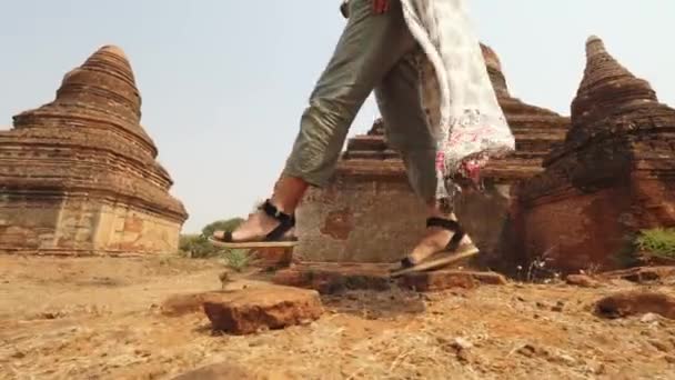 Toeristische vrouw wandelen langs oude traditionele Birmaanse tempels. Reizen vakantie Aziatische natuur Concept Beelden. 4K Slowmotion Steadycam Beelden. Bagan, Myanmar. — Stockvideo