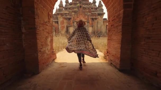 Jeune femme touristique courant en robe blanche au vieux temple traditionnel birman. Travel Adventure Lifestyle Vacation Concept. Steadycam 4K Slowmotion Suivez-moi. Bagan, Myanmar. — Video