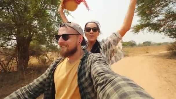 Jóvenes turistas Pareja haciendo selfie en moto con los antiguos templos tradicionales birmanos en el fondo. Viajes Vacaciones Aventura Concepto Filmación. 4K Slowmotion Gopro Filmación. Bagan, Myanmar. — Vídeos de Stock