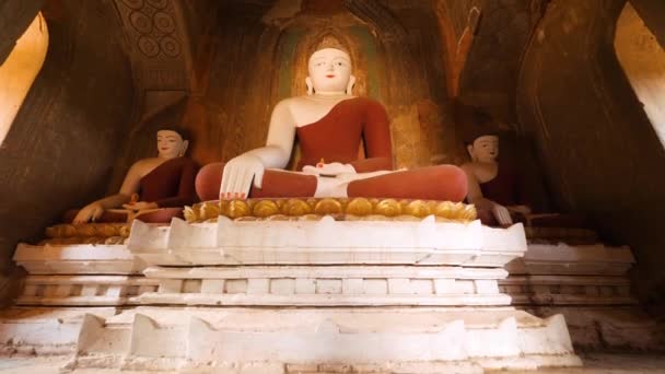 Vecchie statue nel tradizionale tempio birmano. Buddhism Religion Concept Filmato. Rallentatore 4K. Bagan, Myanmar. — Video Stock