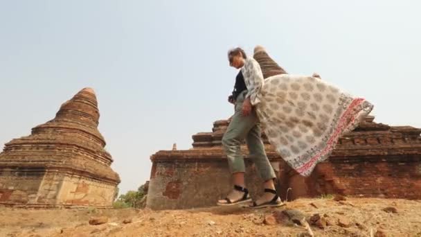 游客妇女走在古老的缅甸传统寺庙。旅游度假亚洲自然概念形象.4K慢动作立体摄像头镜头。缅甸Bagan. — 图库视频影像