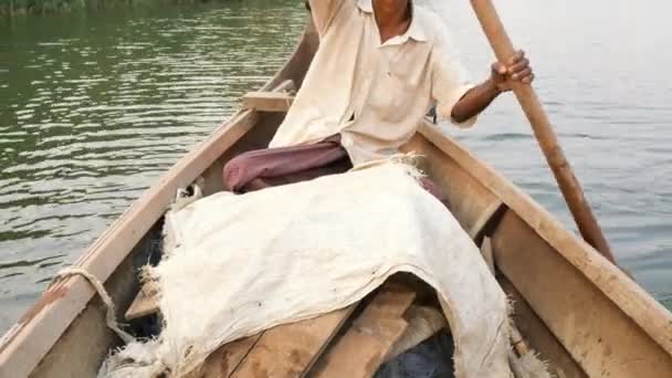 Vecchio pescatore Paddle su barca di legno. Viaggi Avventura Vacanza Natura Concetto 4K Lentigrafie. Bagan, Myanmar. — Video Stock