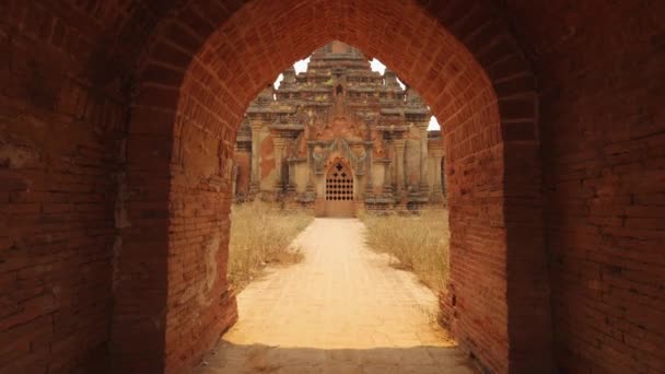 Régi hagyományos burmai templom. Utazás nyaralás Ázsiai természet koncepció. 4K Lassított mozgású Steadycam felvétel. Bagan, Mianmar.