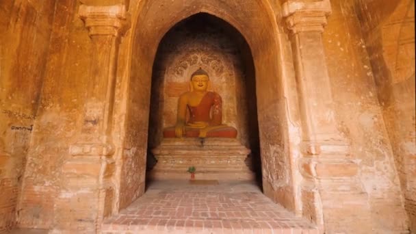 缅甸传统寺庙中的老佛像。佛教的宗教观念形象。4K慢动作立体摄像头发射。缅甸Bagan. — 图库视频影像