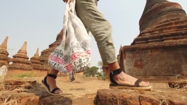 Jonge toeristische vrouw wandelen langs oude traditionele Birmaanse tempels. Reizen vakantie Aziatische natuur Concept Beelden. 4K Slowmotion Steadycam Beelden. Bagan, Myanmar. — Stockvideo