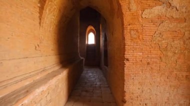 FPV: Eski Tapınakta Yürüyüş. Seyahat Macerası Yaşam Tarzı Tatil Konsepti. 4K Steadycam POV Slowmotion Video. Bagan, Myanmar..