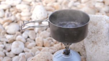 Hafif Titanyum Pot 'ta ramen eriştesi pişiriyorum. Kamp konsepti