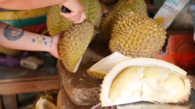 Egzotik Asya Yemekleri: Meyve satan Durian soyucu. 4 bin. Phuket, Tayland.