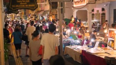 Ünlü Phuket Eski Şehir Pazar Gecesi Marketinde Yürüyen Turistler. Yüksek kalite 4K görüntü. 20 Şubat 2022 - Phuket, Tayland.