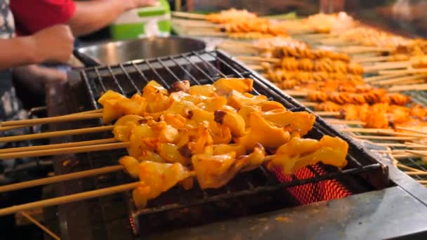 Lokalne azjatyckie Street food: Chef Gotowanie Tradycyjne tajskie Satay na Grill w Night Food Market. Miasto Phuket, Tajlandia. 4K Slowmotion Wysokiej jakości filmy wideo. — Wideo stockowe