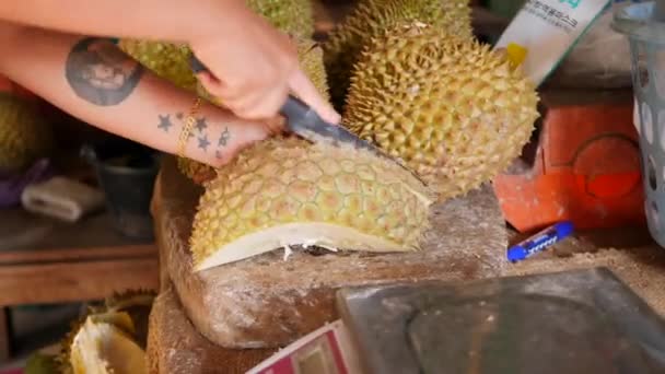 Exotic Asian Food: Fruit seller peeling durian (dalam bahasa Inggris). 4K. Phuket, Thailand. — Stok Video
