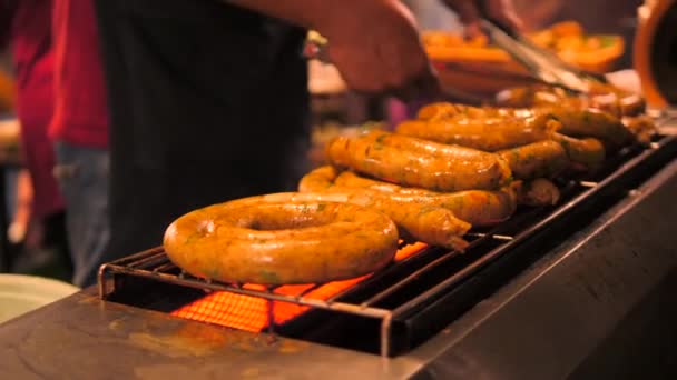 Local Asian Street food: Chef Cooking Salchichas on Grill at Night Food Market (en inglés). Phuket Town, Tailandia. Video de alta calidad de las imágenes de 4K Slowmotion. — Vídeos de Stock