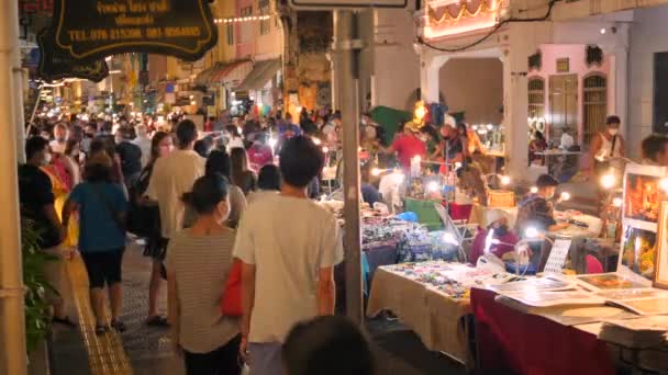 Toeristen wandelen op beroemde Phuket oude stad zondagavond markt. Hoge kwaliteit 4K Beelden. 20 FEB 2022 - Phuket, Thailand. — Stockvideo