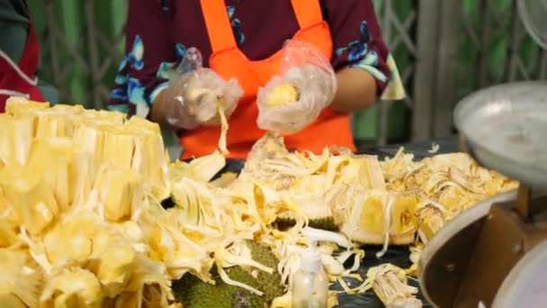 Prodavač ovoce loupající jackfruit v Night Market. Exotické asijské tropické ovoce Street Food Concept. Phuket Town, Thajsko. Vysoce kvalitní video záběry 4K. — Stock video
