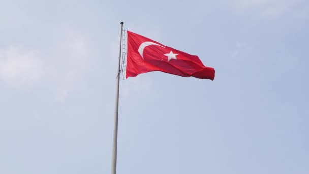 Turkiet Flagga Vifta i vinden i slow motion mot blå himmel. 4K — Stockvideo