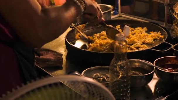 Lokalne azjatyckie Street food: Chef Gotowanie Tradycyjne tajskie Omelette na Big Frying Pan w Night Food Market. Miasto Phuket, Tajlandia. 4K Wysokiej jakości filmy wideo. — Wideo stockowe