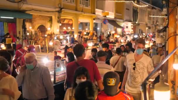 Turisták séta a híres Phuket Óváros Vasárnap Éjszakai Piac. Kiváló minőségű 4K felvételek. 20 FEB 2022 - Phuket, Thaiföld. — Stock videók