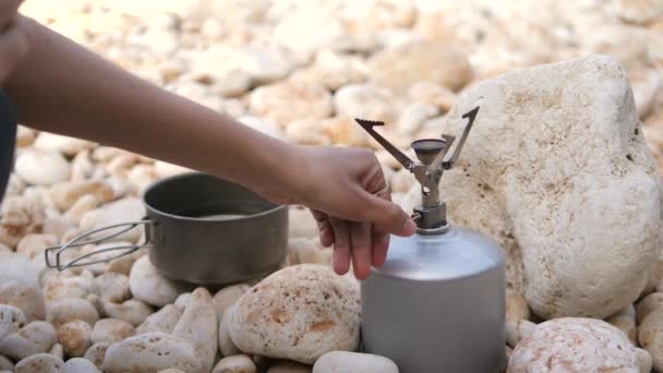 Giovane escursionista donna luci Stufa a gas. Cucinare cibo fuori. Concetto Camping 4K — Video Stock