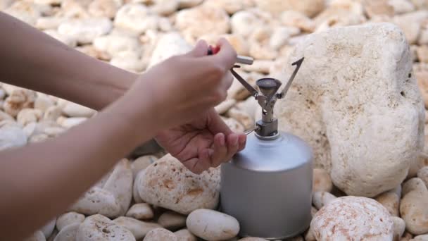 Genç Yürüyüşçü Kadın Gaz Ocağı 'nı yakıyor. Dışarıda yemek pişirmek. Kamp konsepti — Stok video