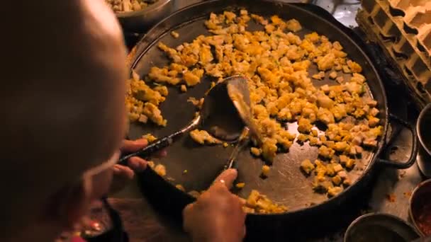 Lokale Aziatische Street food: Chef koken Traditionele Thaise Omelette op Big Frying Pan 's nachts Food Market. Phuket Town, Thailand. 4K Hoge kwaliteit beeldmateriaal video. — Stockvideo