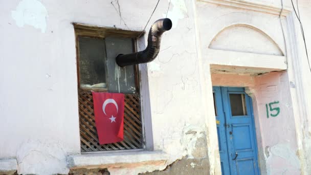 Casa Tradicional na Turquia com Bandeira Turca na Janela Acenando ao vento. 4K — Vídeo de Stock