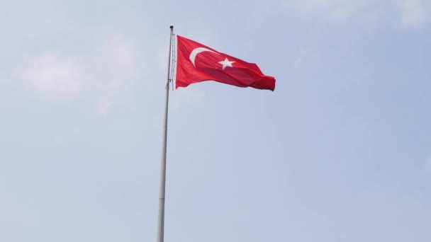 Türkiye Bayrağı, mavi gökyüzüne karşı ağır çekimde rüzgarda dalgalanıyor. 4K — Stok video