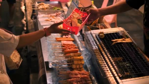 Lokalne azjatyckie Street food: Chef Gotowanie Tradycyjne tajskie Satay na Grill w Night Food Market. Miasto Phuket, Tajlandia. 4K Wysokiej jakości filmy wideo. — Wideo stockowe
