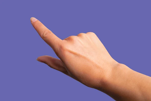 女性の手を指して押すと 紫色の背景に — ストック写真