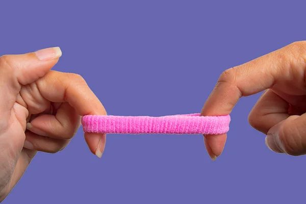 Kvinnliga Händer Som Drar Ett Rosa Gummiband Begreppet Kvinnlig Brottning — Stockfoto