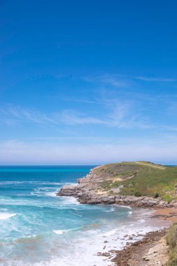 Yazın sahilde dağları olan değerli bir deniz. Kopya uzayı ile seyahat ve doğa kavramı.