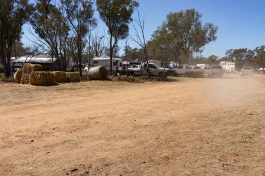 Kamp ve kervanlar Twin Hills kamp ve rodeo toz içinde.