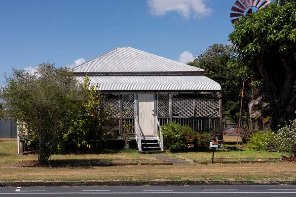 Dilapidated Régi Queenslander Stílusú Ház Egy Kertvárosi Utcában Vár Felújítás — Stock Fotó