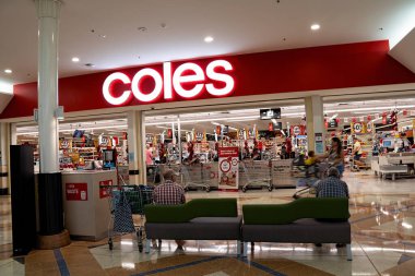 Mackay, Queensland, Avustralya - 14 Kasım 2021; Mount Pleasant Alışveriş Merkezi 'ndeki Coles süpermarketi.