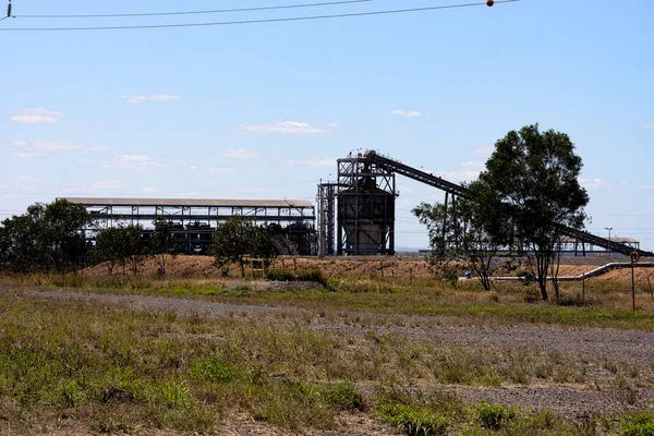 クイーンズランド州中部のモランバー近郊にあるカーバルリッジ炭鉱の洗浄工場では 石炭を鉄道車両に積み込んで海岸へ輸送する前に石炭を処理しています — ストック写真