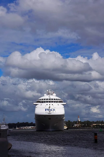 Brisbane, Queensland, Avustralya - 28 Şubat 2015; Büyük P & O yolcu gemisi Corona virüsü covid-19 'un etkilendiği gemilerden önce Brisbane Nehri' ndeki rıhtımından ayrılıyor..                                                          